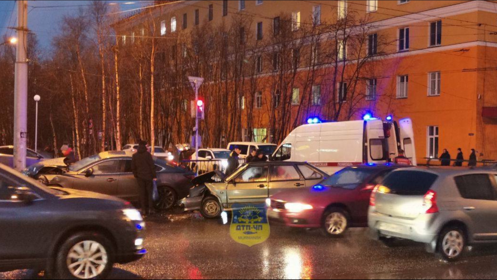 Что происходит в мурманске. ДТП на Ленинском проспекте 25 февраля 2010 года. ДТП Мичуринский проспект.
