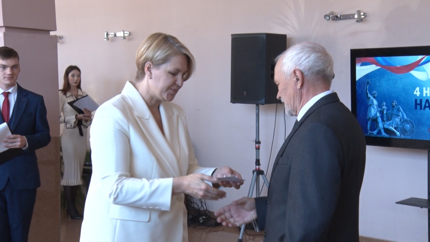 Двух преподавателей колледжа искусства и культуры наградили почетными знаками за вклад в профессию - gtrkamur.ru