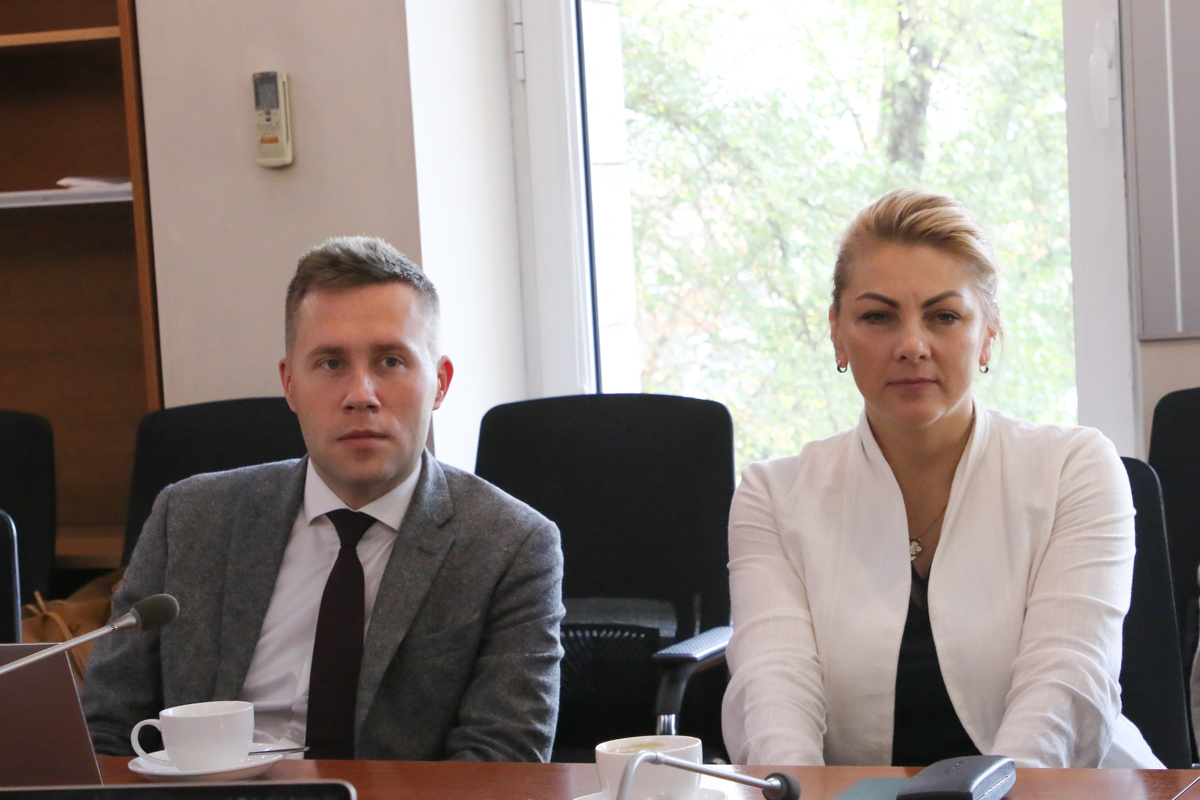 Проректор по информационной, молодёжной политике и безопасности Максим Пашоликов и проректор по кадровой политике Мария Врублевская - (фото предоставлены пресс-службой КРСУ) 