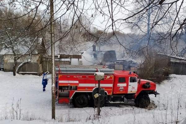 В Курской области пожарные потушили горящий жилой дом