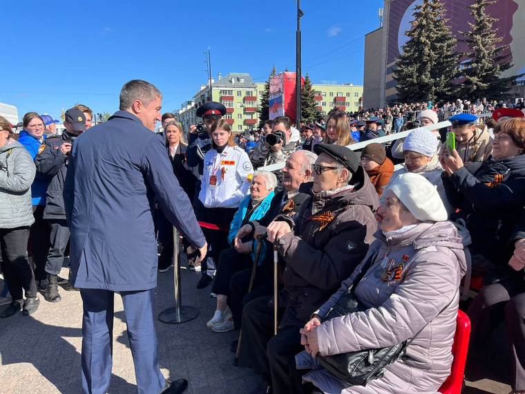 Губернатор Пермского края Дмитрий Махонин прибыл на Октябрьскую площадь