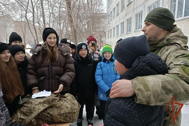В преддверии 10-летия Росгвардии военнослужащие ведомства провели «Зарницу» в Омской школе 