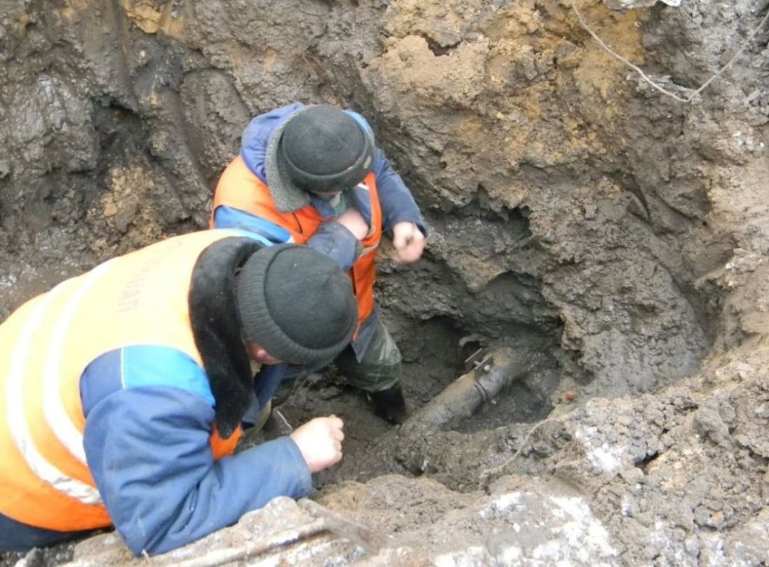 Работа прорыв. 19 октября 2019 года в красноярском крае прорвало дамбу. Порыв трубы водопровода. Порыв водопровода. Порыв водопровода.