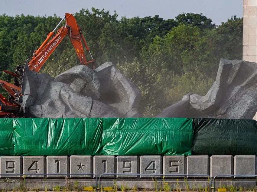 В Латвии демонтировали военный памятник, который не был включен в список на снос