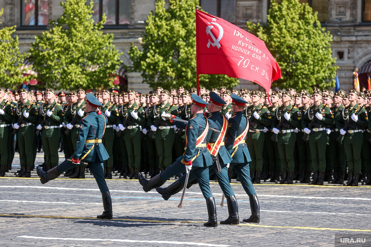 Идрицкая дивизия ударение. Парад Победы Екатеринбург. Знамя Победы на красной площади. Парад на красной площади фото. Регионы флаги парад.