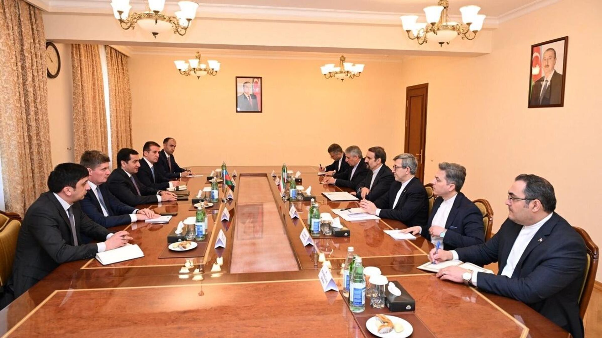 Хикмет Гаджиев провел встречу с Мехди Санаи - Sputnik Азербайджан, 1920, 01.04.2025