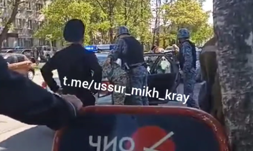 Силовики провели задержание возле торгового центра в Уссурийске