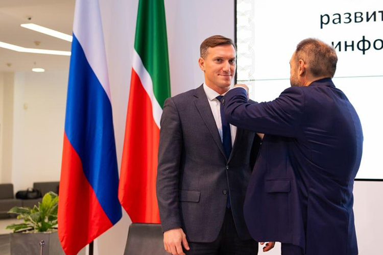 Сегодня утром в казанском ИТ-парке на Петербургской его официально представил коллективу премьер-министр РТ Алексей Песошин