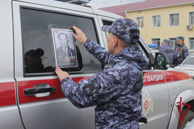 В Бурятии сотрудники Росгвардии присоединились к акции «Бессмертный автополк»