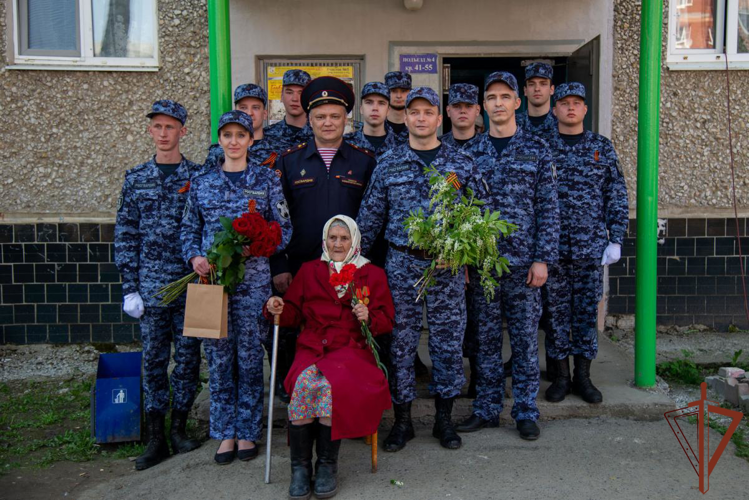Акцию «Парад у дома ветерана» провели росгвардейцы в Свердловской области (Видео)