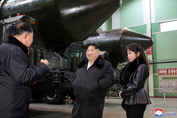 Ким Чен Ын с дочерью посетили завод по производству ракетных установок