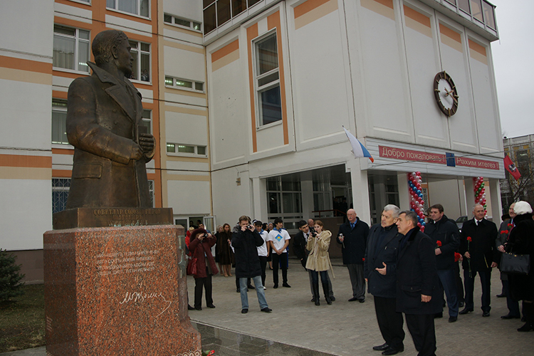 Проблему с закрытием школы на встрече раиса РТ Рустама Минниханова с «Землячеством Татарстана» в Москве в ходе личной беседы поднял председатель духовного управления мусульман РФ Равиль Гайнутдин. Впрочем, о результатах общения приходится пока только гадать