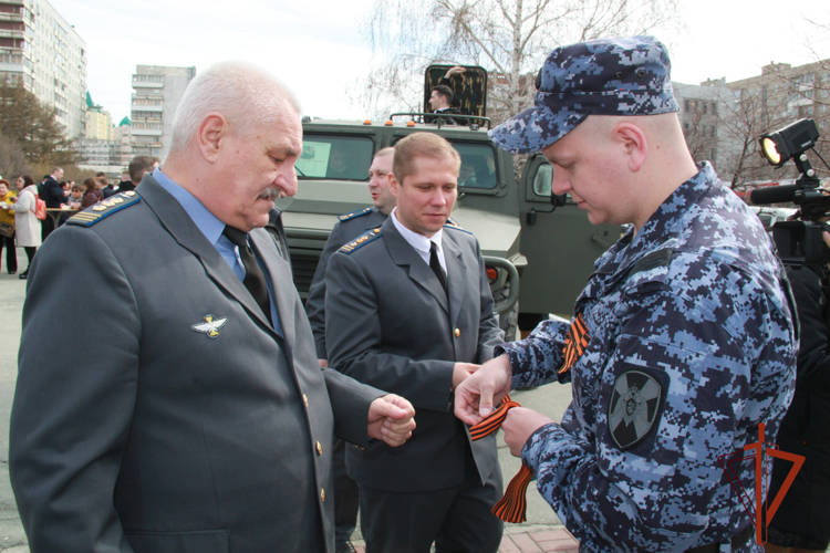 В Новосибирске военнослужащие и сотрудники Росгвардии приняли участие в праздничных мероприятиях ко Дню Победы 