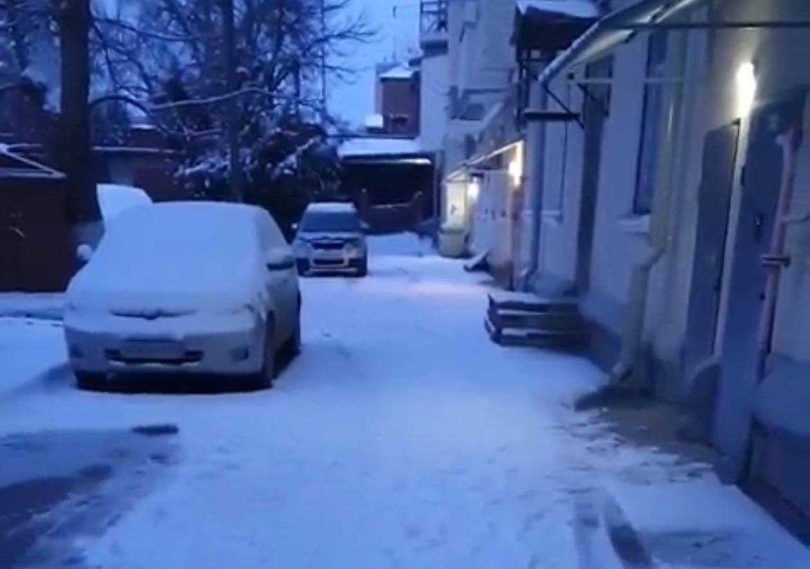 Жители Новочеркасске бьют тревогу: двор на Московской не чистят от снега уже несколько лет