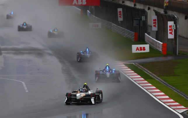 Воскресная гонка Формулы E в Шанхае прозодила в сложных погодный условиях,. фото Формулы E