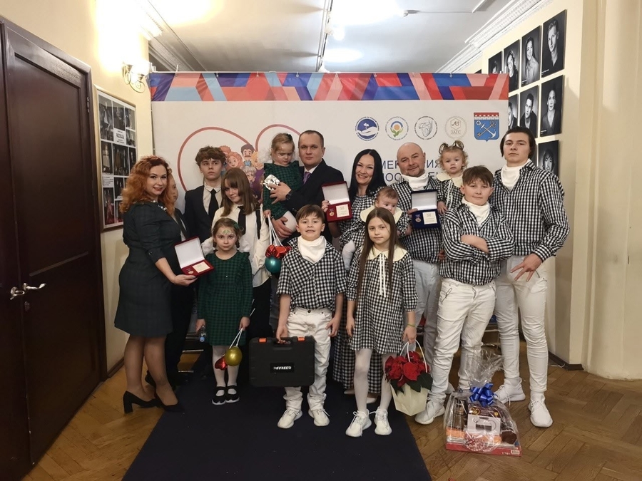 Многодетные родители из Гатчинского округа получили знаки отличия Ленинградской области