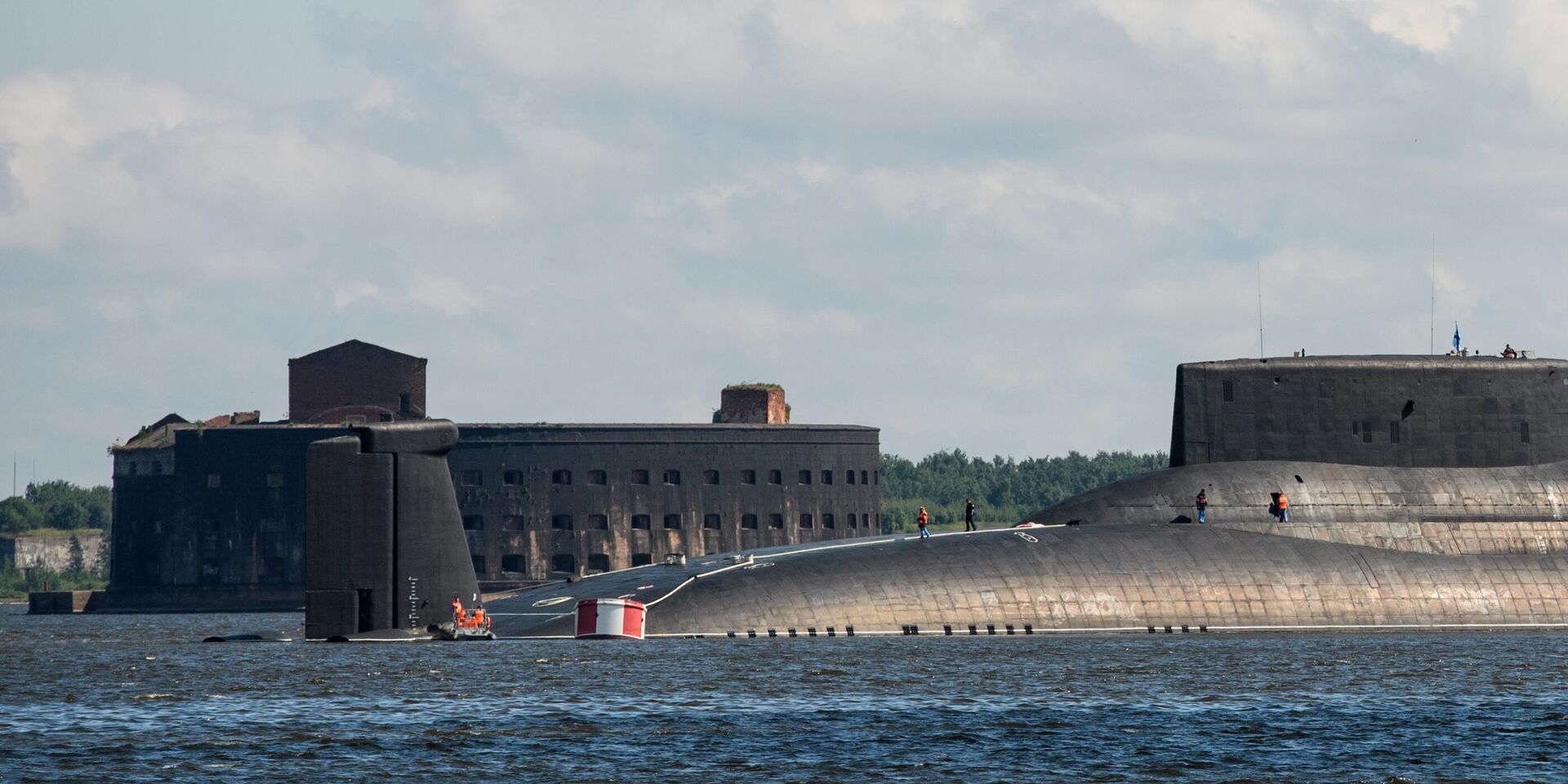 Атомная подводная лодка Дмитрий Донской прибыла в Кронштадт, чтобы принять участие в параде в честь Дня ВМФ. Архивное фото 2017 года - ИноСМИ, 1920, 25.02.2026