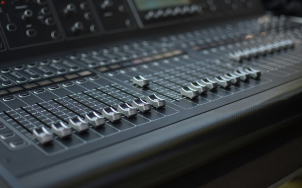 Иск и диалог: как музыкальная индустрия меняет подход к генеративному ИИ