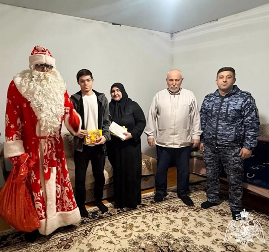 В Дагестане росгвардейцы поздравили семьи погибших коллег с наступающим Новым годом