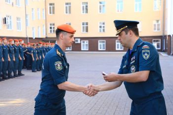 Начальник института вручил награды личному составу.