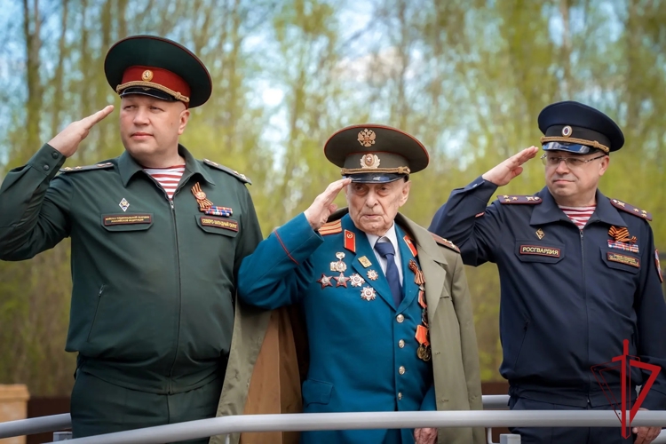103-летнего ветерана войны и жителя блокадного Ленинграда поздравили парадом росгвардейцы в Санкт-Петербурге