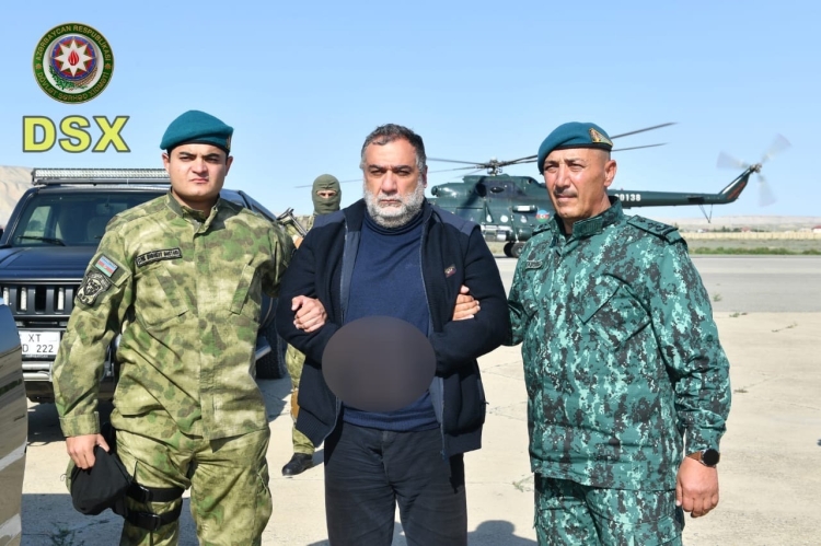 Госпогранслужба Азербайджана задержала Рубена Варданяна (в центре) при попытке выехать из Нагорно-Карабахской республики