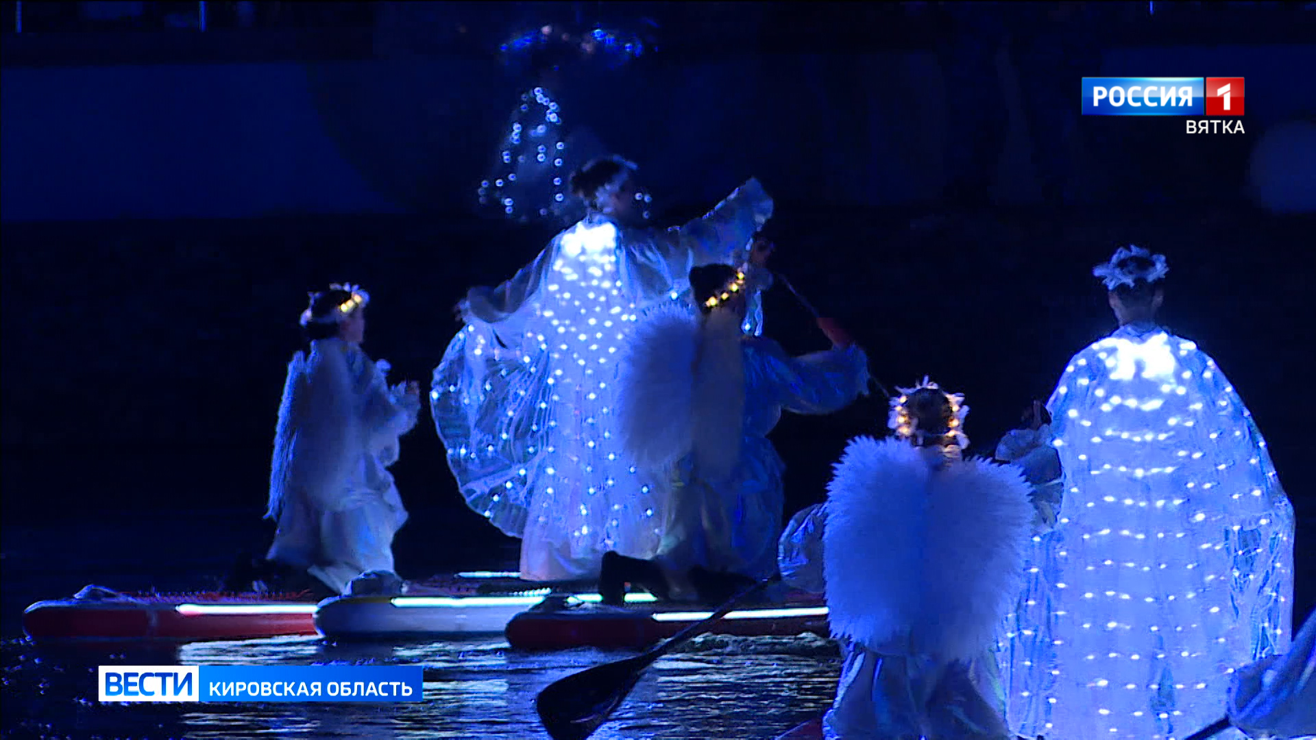 В Кирове открыли мультимедийный светомузыкальный плавающий фонтан