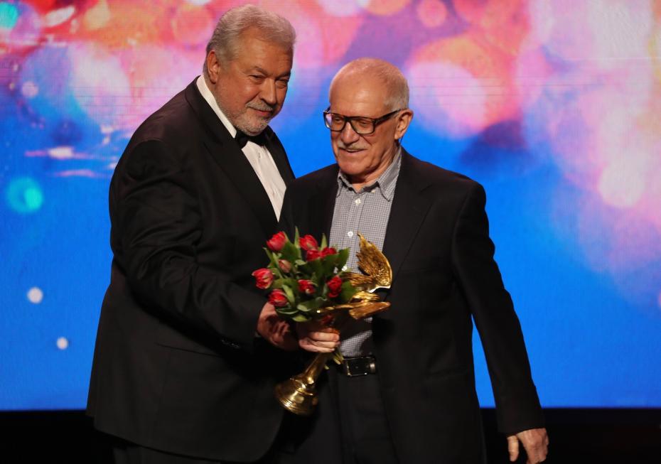Юлий Гусман и режиссер Александр Митта (слева направо), получивший специальный приз Совета Академии «За выдающийся вклад в отечественный кинематограф» имени Алексея Германа 2017 год