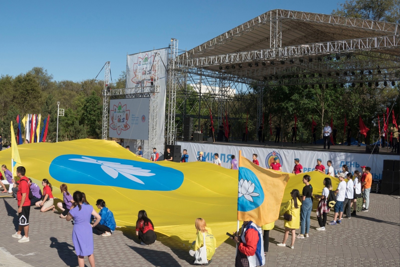 Элиста жители. Поздравить с днём города элиста. День города элиста. День города элиста. Юбилей города элиста.
