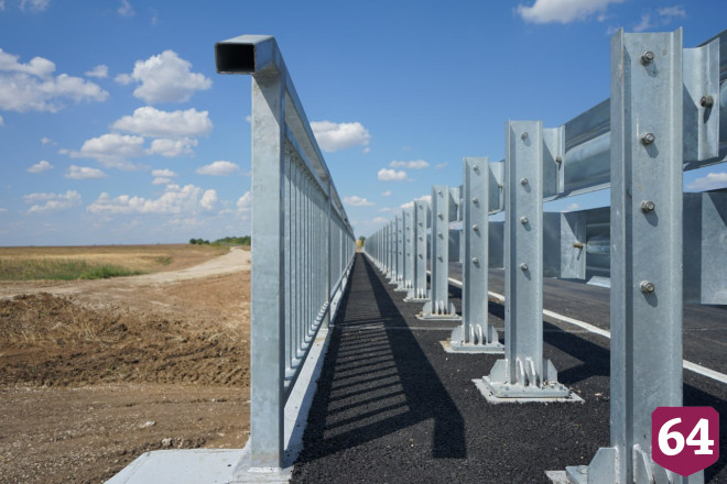 В Саратовской области отремонтировали дорогу с лего-мостом 