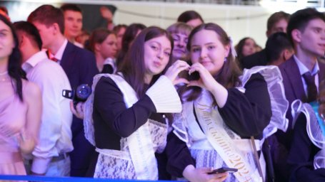 В столице Камчатки родители выпускников провели флэш-моб 8