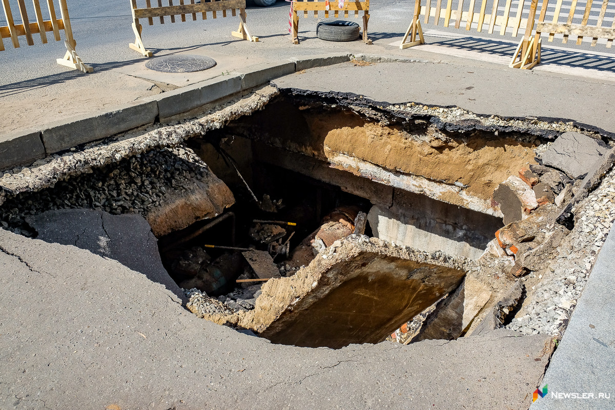 Провалится сквощь землю. Провал на харьковской тюмень. Чтоб он провалился. Машина провалилась в яму. В москве провалился асфальт.