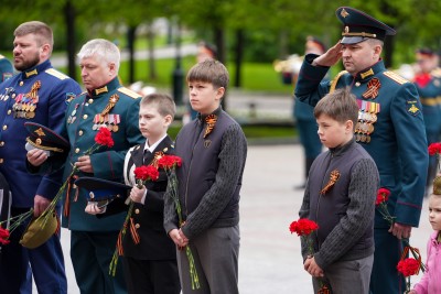 Андрей Воробьев с сыновьями почтил память героев Великой Отечественной войны