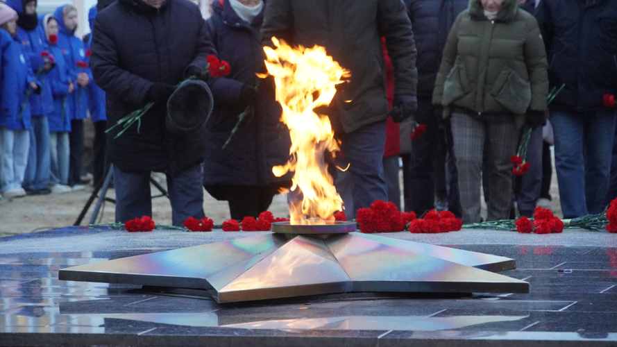 В Нарьян-Маре росгвардейцы возложили цветы в честь Дня Неизвестного Солдата