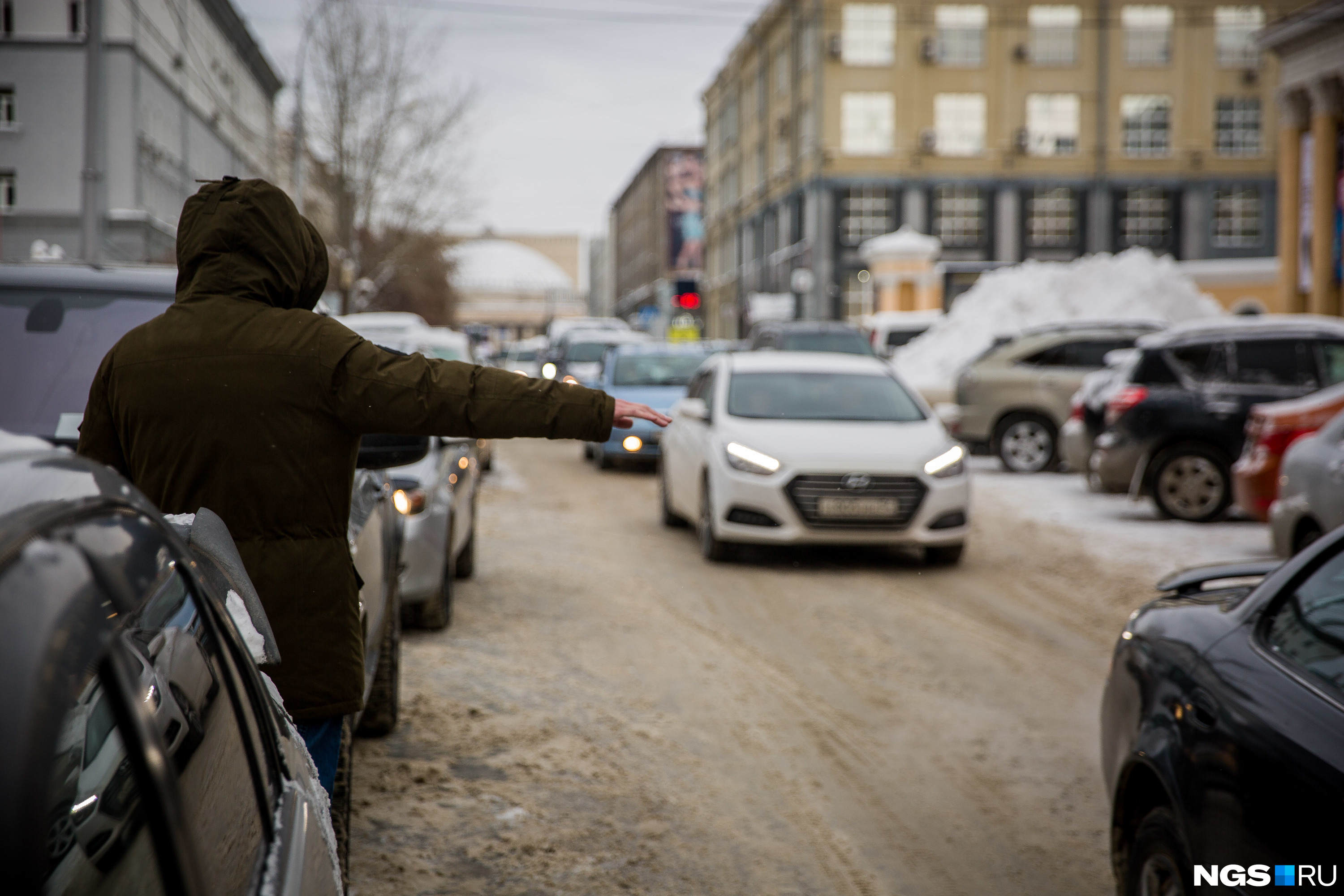 женщина в автомобиле. рассрочка в автошколе. эмбер херд сумасшедшая езда. девушка в машине за рулем. встреча на перроне.