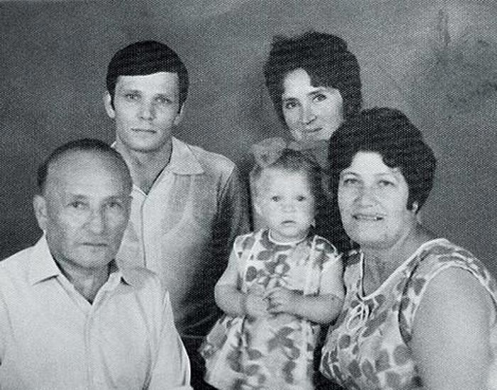 Маленькая Марина с родителями, бабушкой и дедушкой. Взгляд девочке достался от папы