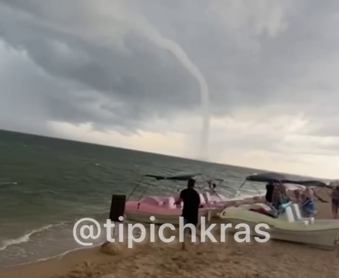 Торнадо над морем. Водяное торнадо. Смерч 23 июля. Водный смерч. Смерч в анапе.
