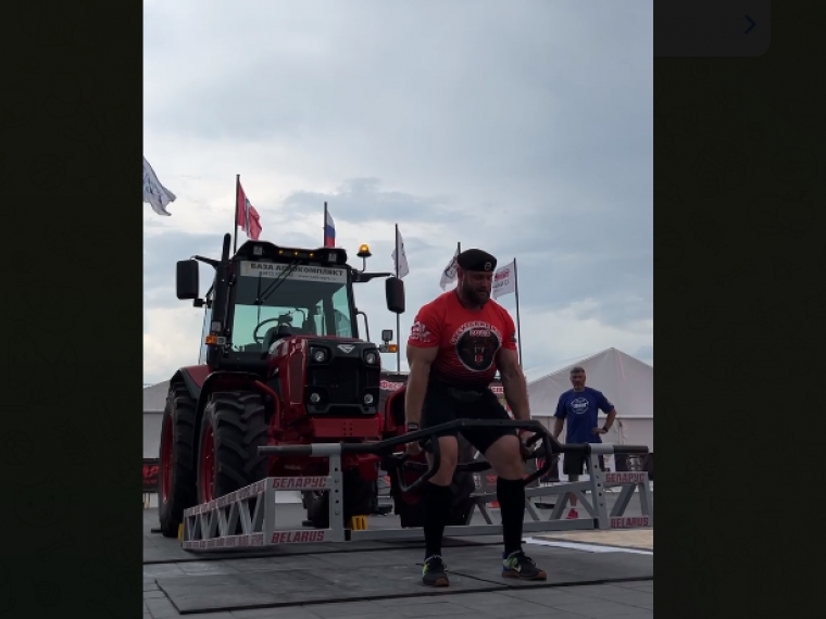 Как поднять трактор. Мтз 80 на эвакуаторе. Красивый парень на тракторе. Шевляков омск. Поднять трактор.