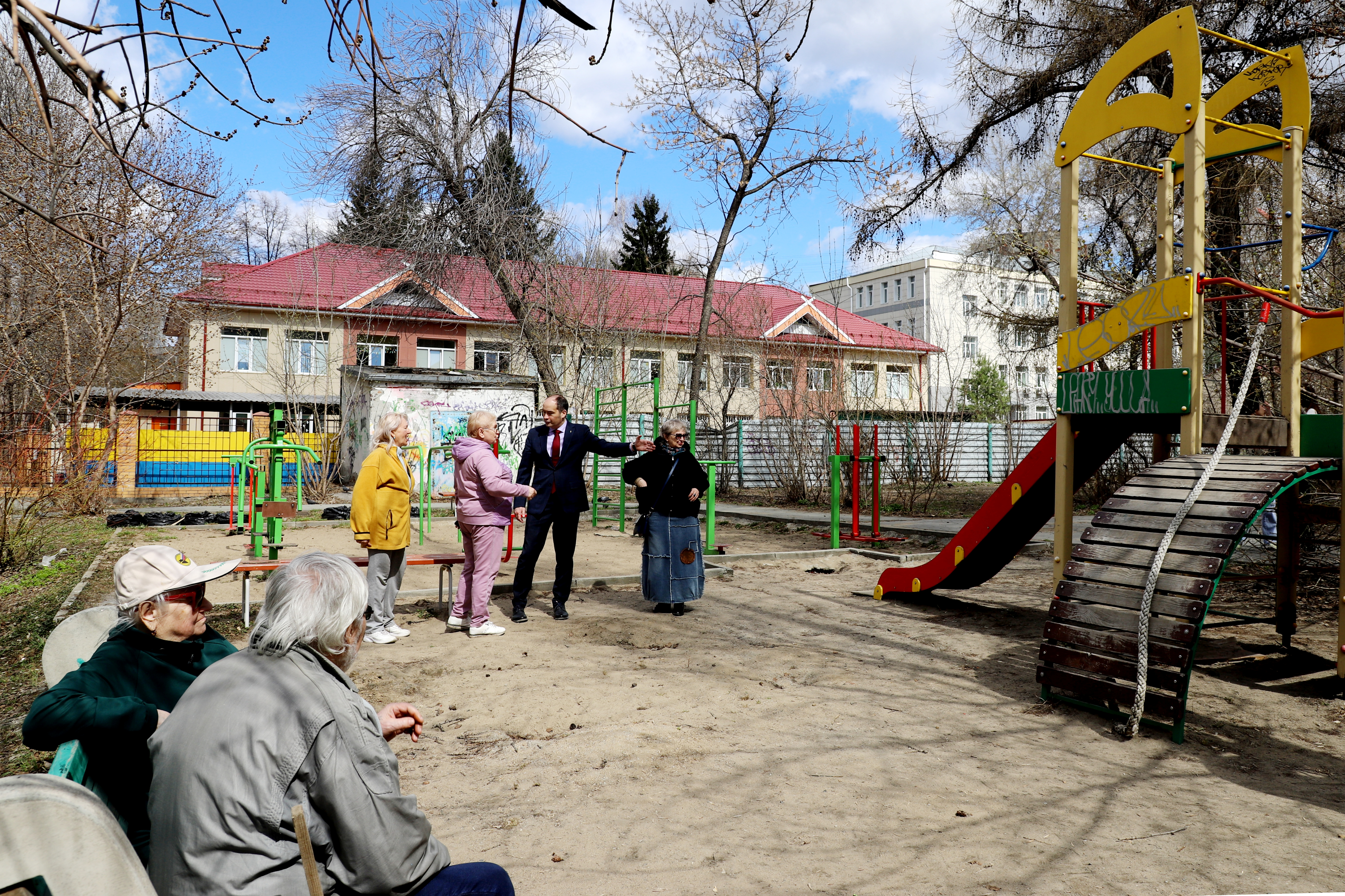 Депутат Антон Тыртышный на встрече с жителями, фото Александры Федотовой