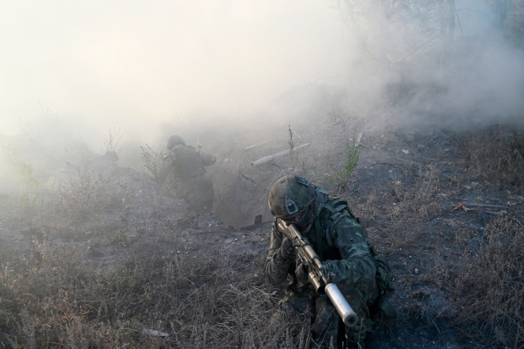 ВС РФ не только обхватывают важный логистический узел, на базе которого можно будет развивать наступление как на север Донецкой народной республики, так и на запад в сторону Днепра, но и буквально выбивают ресурсы, которые противник продолжает тратить на данный участок