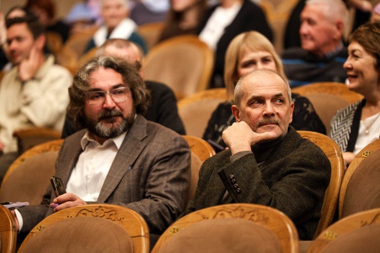 Зайниев оказался в классической ситуации «свой среди чужих, чужой среди своих», придя в родной театр на «живое место» Фарида Бикчантаева, собственного учителя