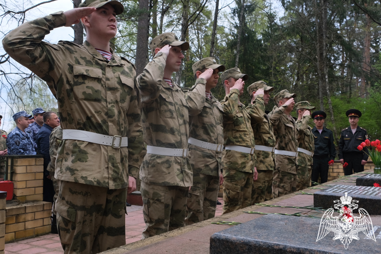 Росгвардейцы почтили память погибших защитников Отечества в Смоленской области