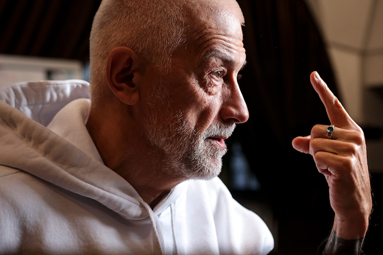 «Очень важно понимать, что до раскола, до империи у нас была великая семиотика. Великая архитектура, музыка. Великая красота литургии и иконы. И даже театр, который рождался при участии тех же скоморохов и под воздействием Шелкового пути»