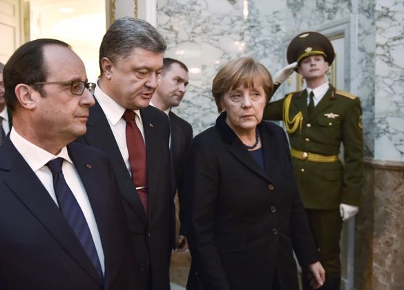 Франсуа Олланд, Петр Порошенко и Ангела Меркель (слева направо) во Дворце независимости в Минске после переговоров