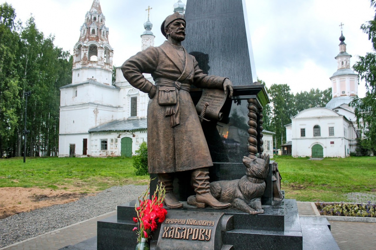 Памятник Хабарову в г. Великий Устюг