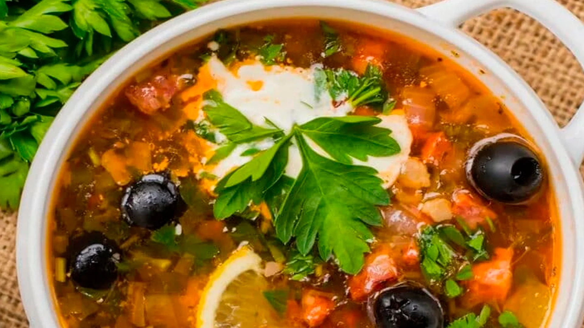 Рецептуры солянок. Сборная наваристая солянка. Солянка сборная мясная. Каперсы для солянки. Уральская солянка.