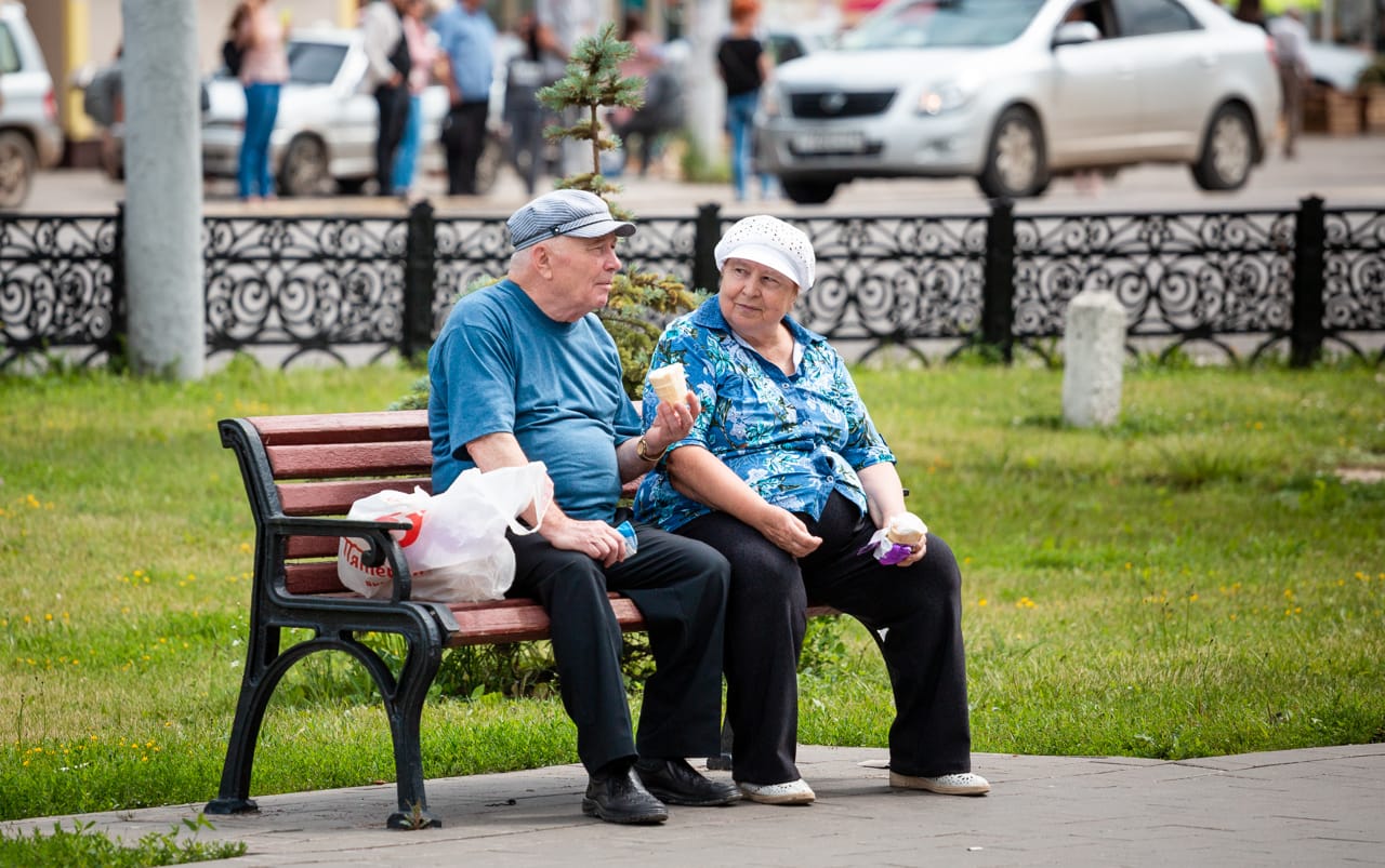 Пенсионеры татарстана. Типичный пенсионер. Пенсионеры в городе картинки. Типичные российские пенсионерки. Пенсионер Россия спиной.