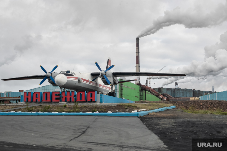 Химсталькон инжиниринг норильск. Самолет Надежда Норильск. Надежда самолет Норильск памятник. АН 26 Норильск. Памятник Надежда в Норильске.