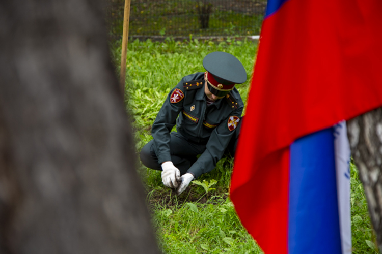 В День флага росгвардейцы приняли участие в высадке саженцев дубов в Челябинске