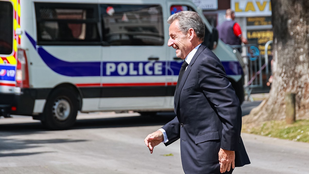 Парижский суд освободил Саркози из тюрьмы